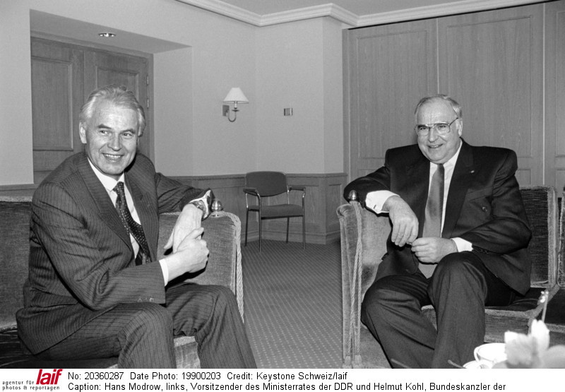 Hans Modrow und Helmut Kohl im Februar 1990.