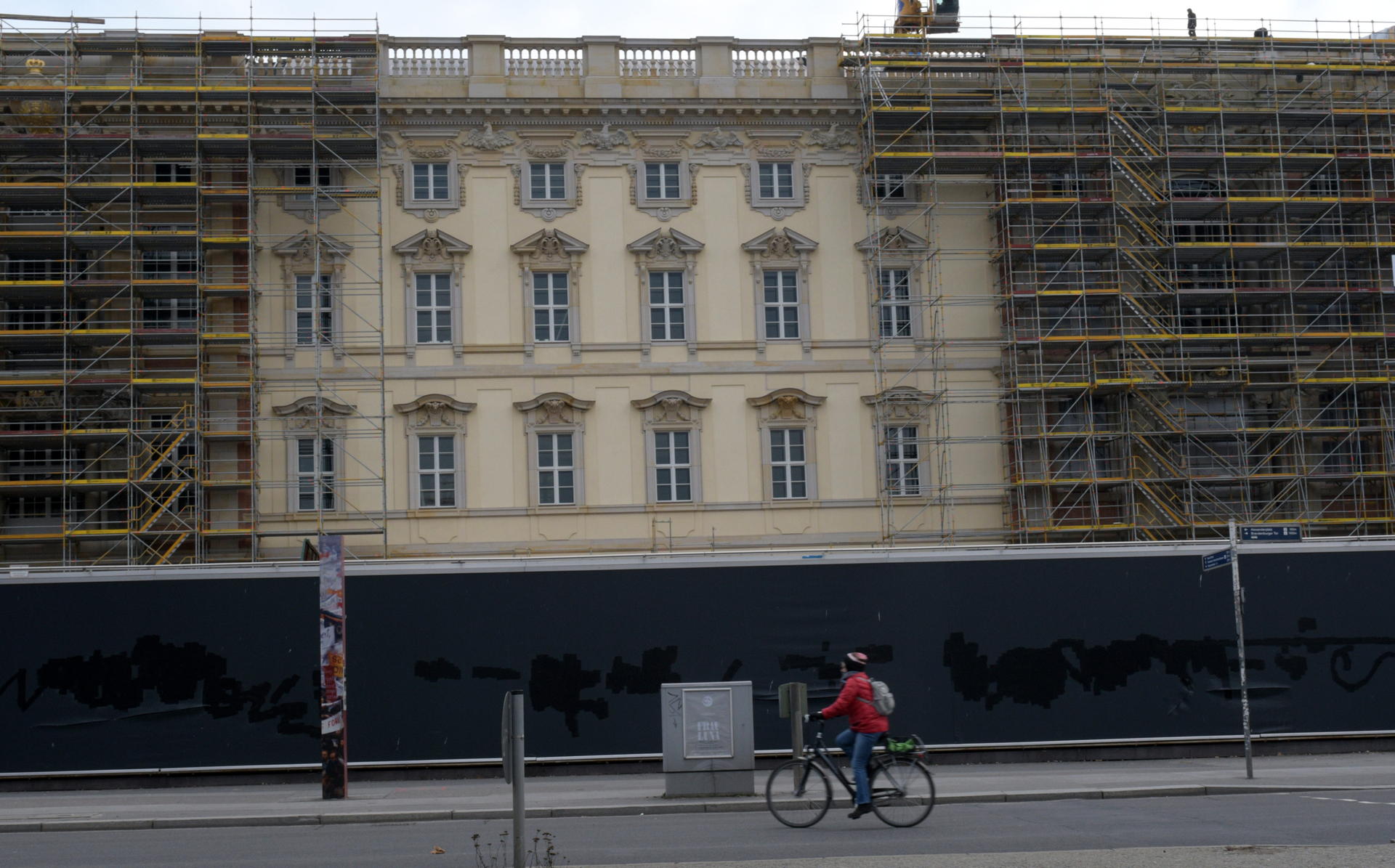 Barock: An der Seite zum Lustgarten sind die Baugerüste bereits gefallen und machen den Blick auf die rekonstruierte Fassade frei.