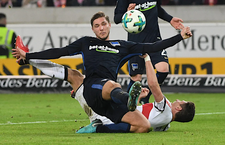 Stuttgarts Mario Gomez (unten) und Berlins Niklas Stark beim Tor.