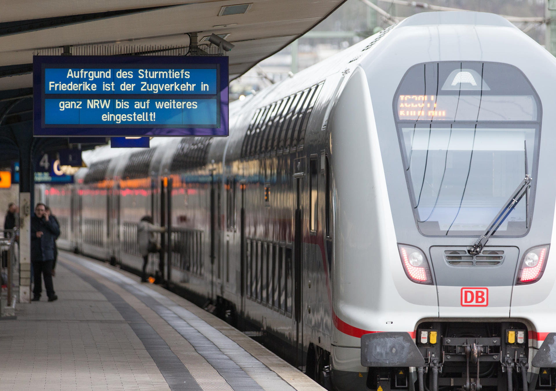 Eine Anzeigetafel weist auf einen Ausfall des Zugverkehrs hin an einem Bahnsteig am Hauptbahnhof in Bielefeld (Nordrhein-Westfalen). 