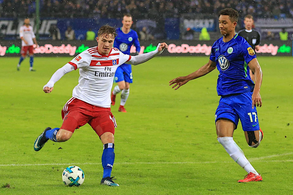 Jann-Fiete Arp (HSV, links) und Felix Uduokhai (VfL Wolfsburg, rechts) sind für die UEFA die zwei größten deutschen Fußballtalente.