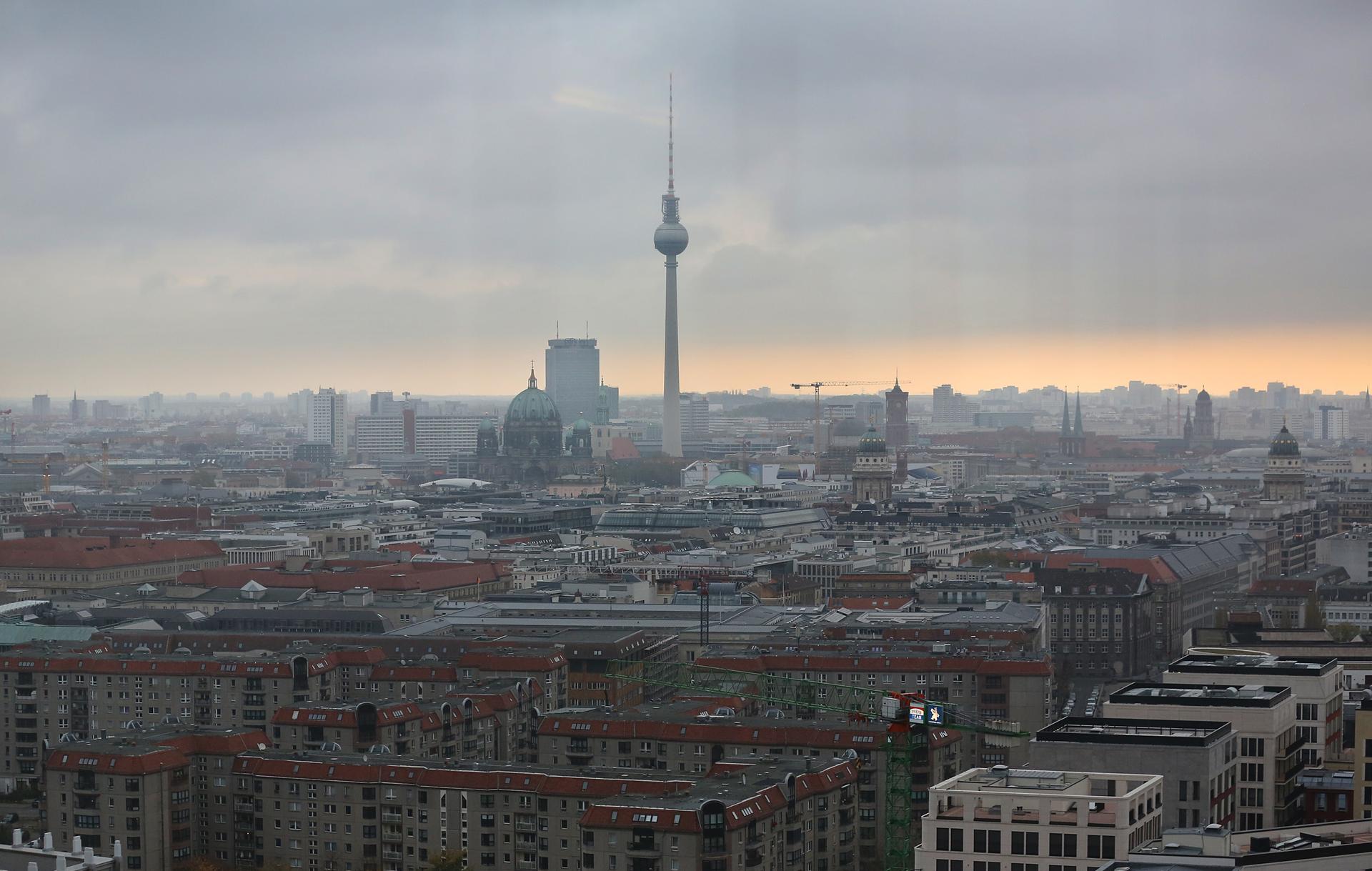 Der wolkige Himmel über Berlins Mitte (Archibbild).
