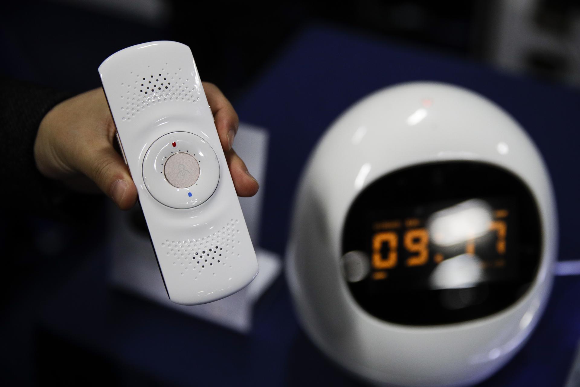 Reise nach China geplant? Dann muss XioaYi ins Handgepäck. Das hübsche Gadget ist ein Übersetzer für die Hosentasche von der Firma iFLYTEK und kann Gesprochenes ins Chinesische übersetzen und zwar aus den fünf Sprachen Englisch, Spanisch, Französisch,  Japanisch und Koreanisch.