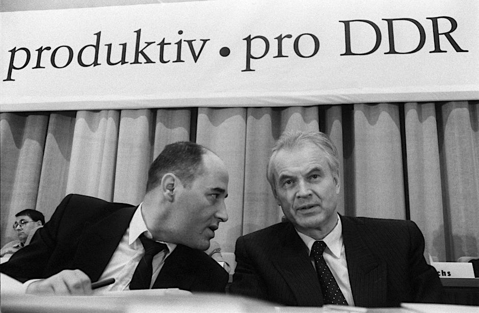 Der damalige Parteivorsitzende Gregor Gysi (l) ist am 25.02.1990 auf dem 1. Parteitag der PDS in Berlin im Gespräch mit dem Vorsitzende des DDR-Ministerrates, Hans Modrow. Der ehemalige DDR-Ministerpräsident klagt gegen die Bundesrepublik Deutschland.