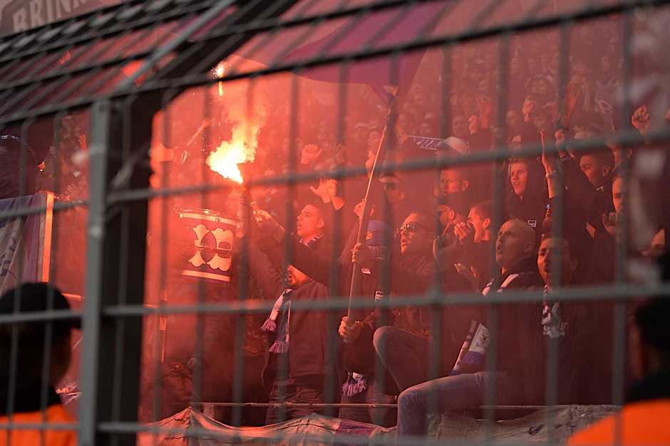 Fans von Hertha BSC zünden Pyrotechnik.