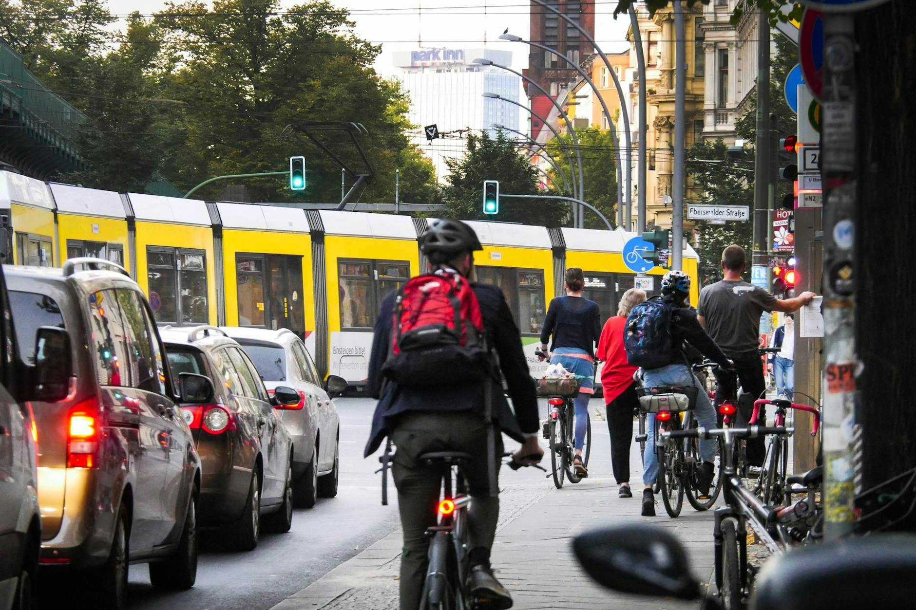 Morgendlicher Berufsverkehr an der Kreuzung Schönhauser Allee, Eberswalder Straße in Prenzlauer Berg.