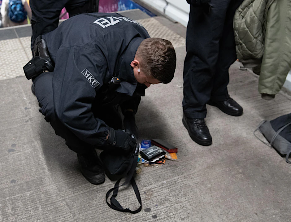 Ein Bundespolizist durchsucht im S-Bahnhof an der Warschauer Straße die Tasche eines Reisenden am 22. Juni 2018 (Archivbild). 