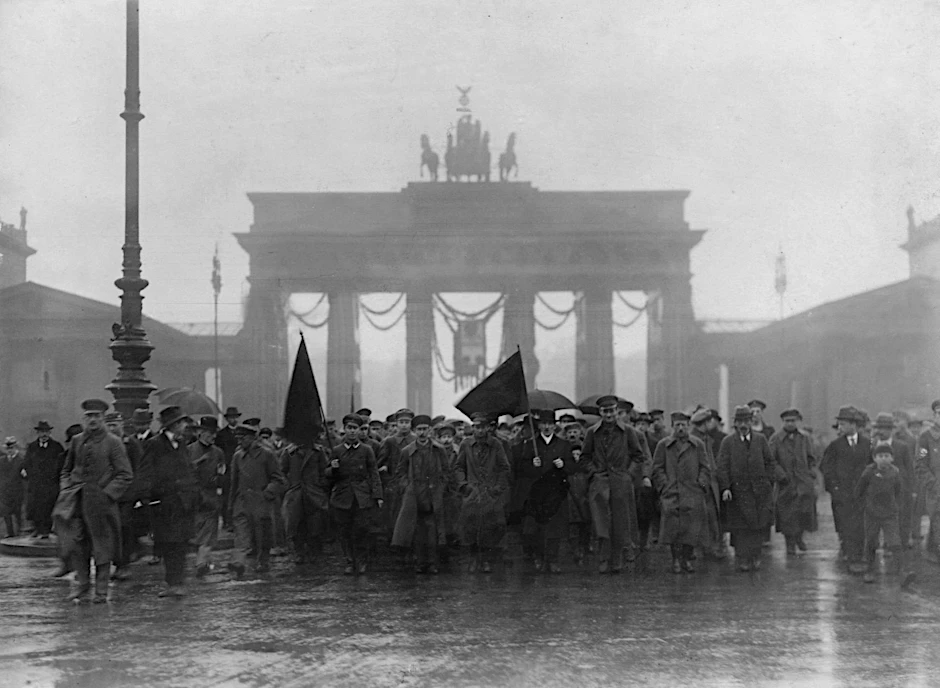 Revolution! Arbeiter und Soldaten, Sympathisanten und Schaulustige marschieren am 9. November 1918 durchs Brandenburger Tor.