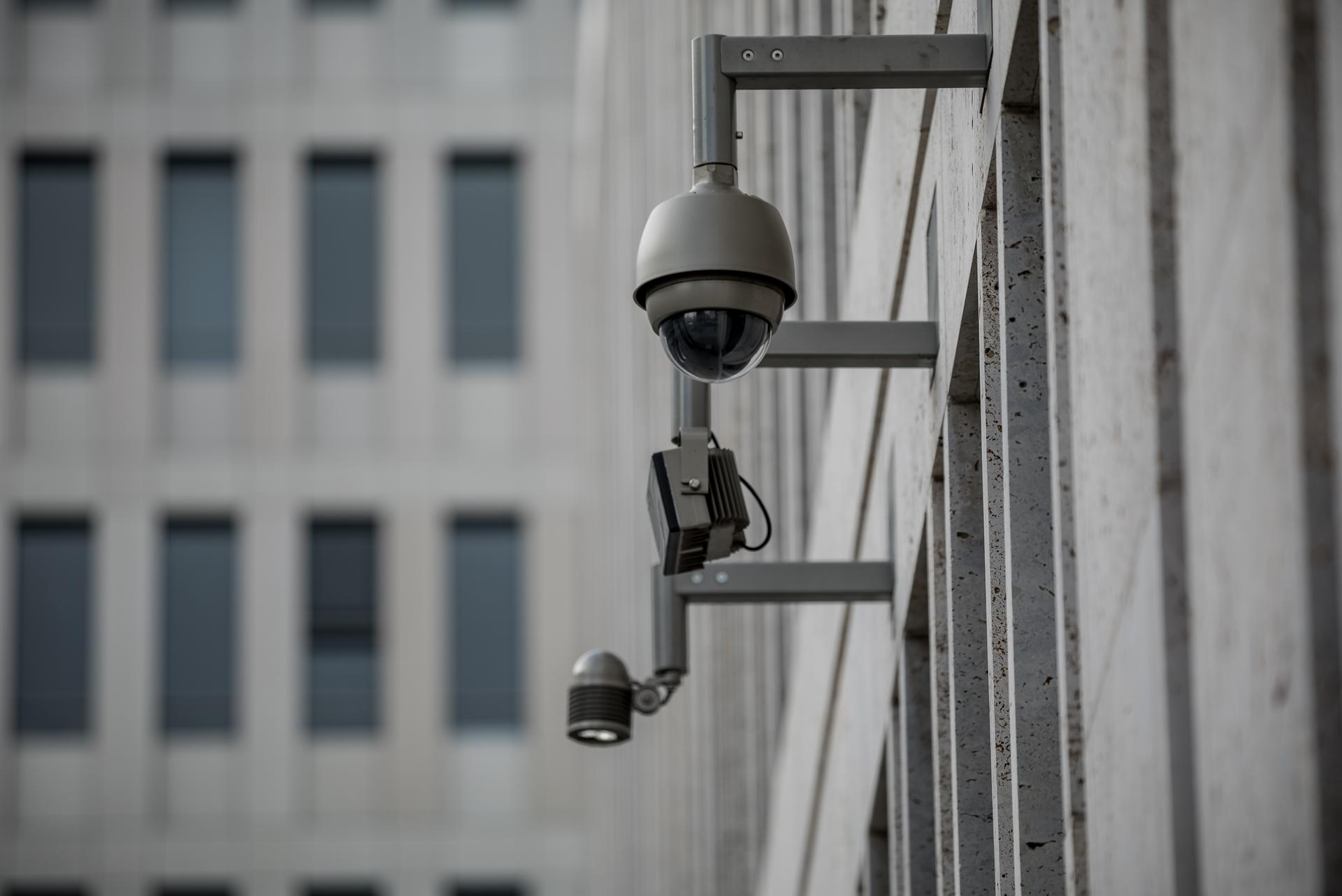 Kameras hängen an der Außenfassade der Vorfahrt beim Bundesnachrichtendienst BND, in der neuen Zentrale in Berlin.
