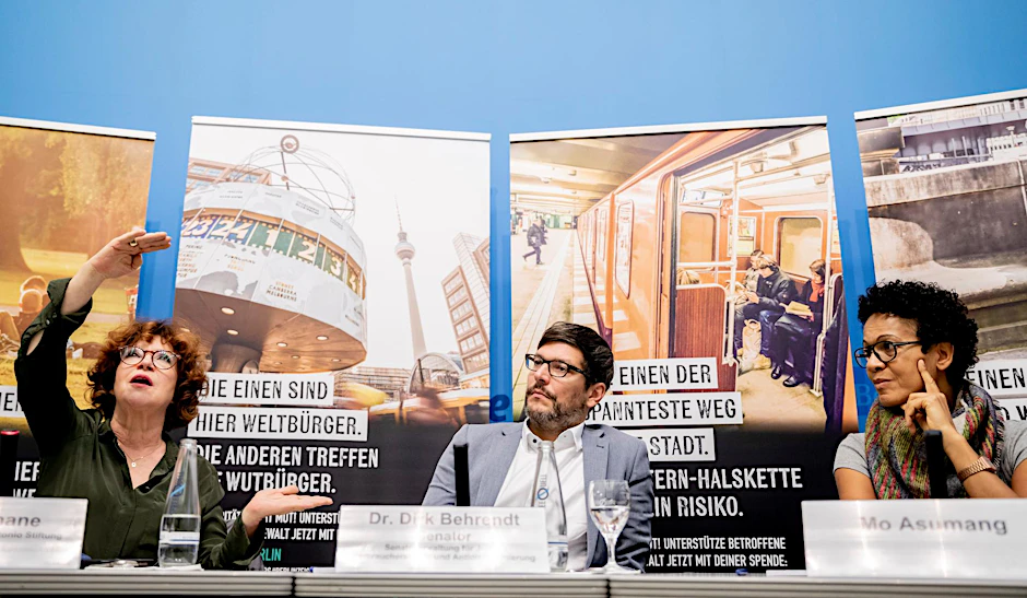 Anetta Kahane (l-r), Vorsitzende der Amadeu Antonio Stiftung, spricht neben Dirk Behrendt (Bündnis 90/Die Grünen Berlin), Senator für Justiz und Antidiskriminierung von Berlin, und Mo Asumang, Regisseurin und Schriftstellerin, bei der Pressekonferenz zum Auftakt der Kampagne «Berlin steht an der Seite von Betroffenen rechter Gewalt». 