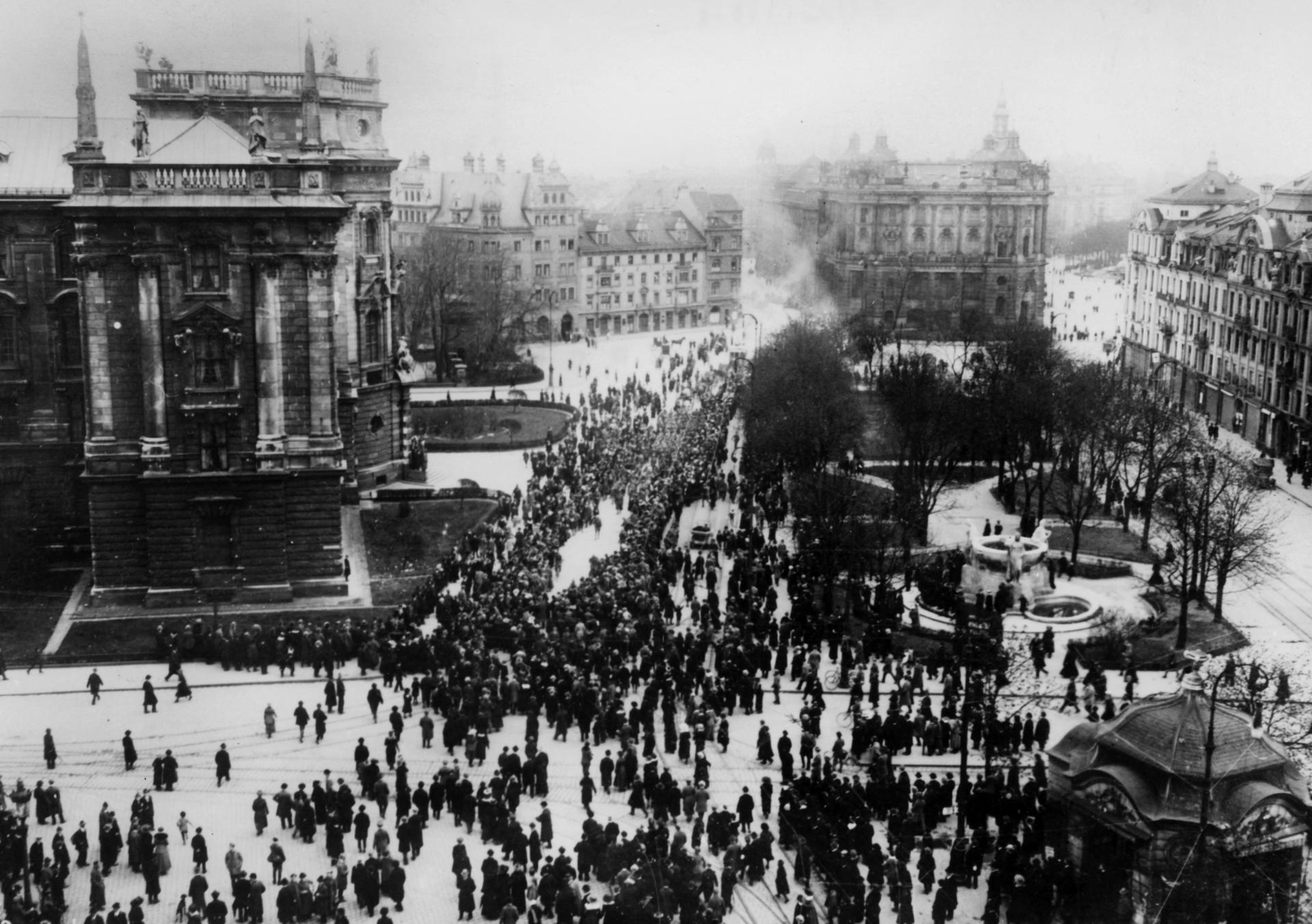 München in Bewegung: Demonstranten sammeln sich in der Innenstadt. Kurt Eisner (USPD) proklamiert vom 7. auf den 8. November die Republik und den Freien Volksstaat Bayern.