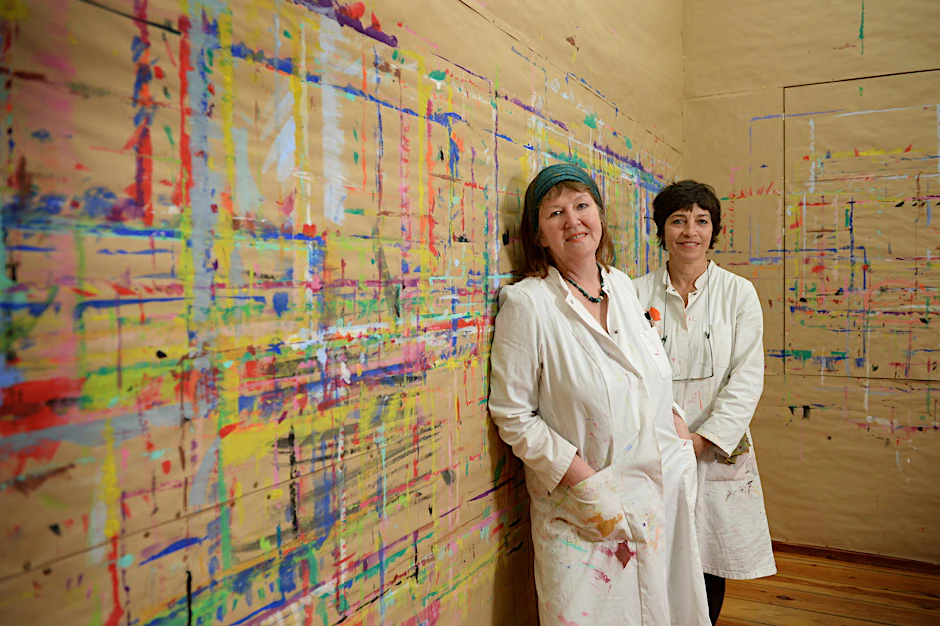 Nana Mikolajczak (links) und Maria Vogler in ihrem Malort in Berlin-Neukölln.