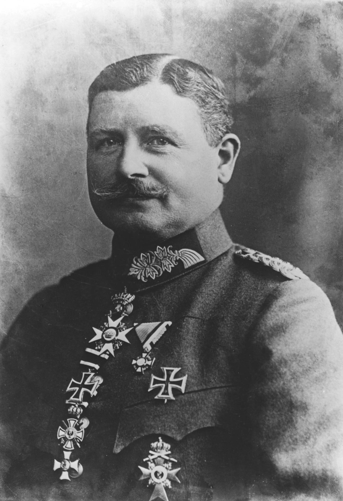 Wilhelm Groener, Nachfolger von Erich Ludendorffs als Generalquartiermeister, setzt alles daran, dass der Kaiser abdankt.