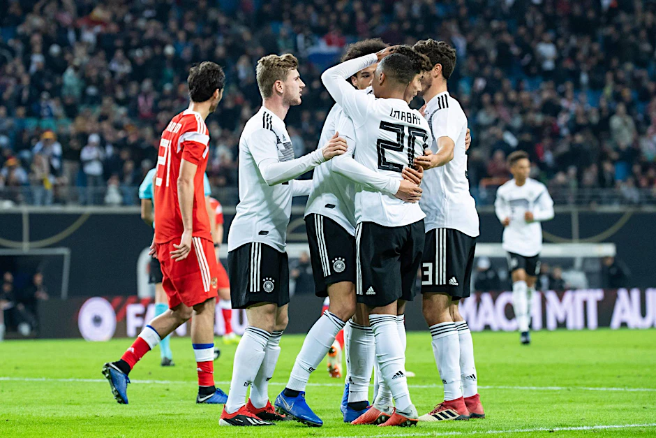 Geht doch! Die junge deutsche Mannschaft jubelt über das 3:0 durch Serge Gnabry