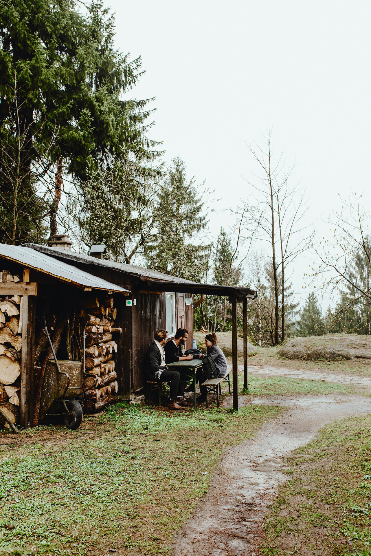 Unterwegs auf alten Pfaden: Autor Marc Oliver (rechts) und seine Schulfreunde Katharina und Friedrich kehren nach über zehn Jahren in ihre Heimat am Zittauer Gebirge zurück. 