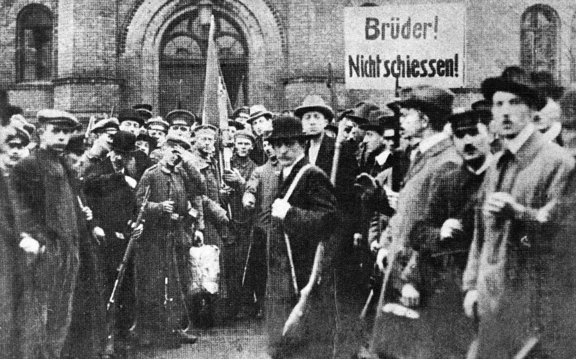 Berlin in Bewegung: Arbeiter und Soldaten verbrüdern sich und bilden Räte, die Kasernen, Staats- und Verwaltungsgebäude besetzen.