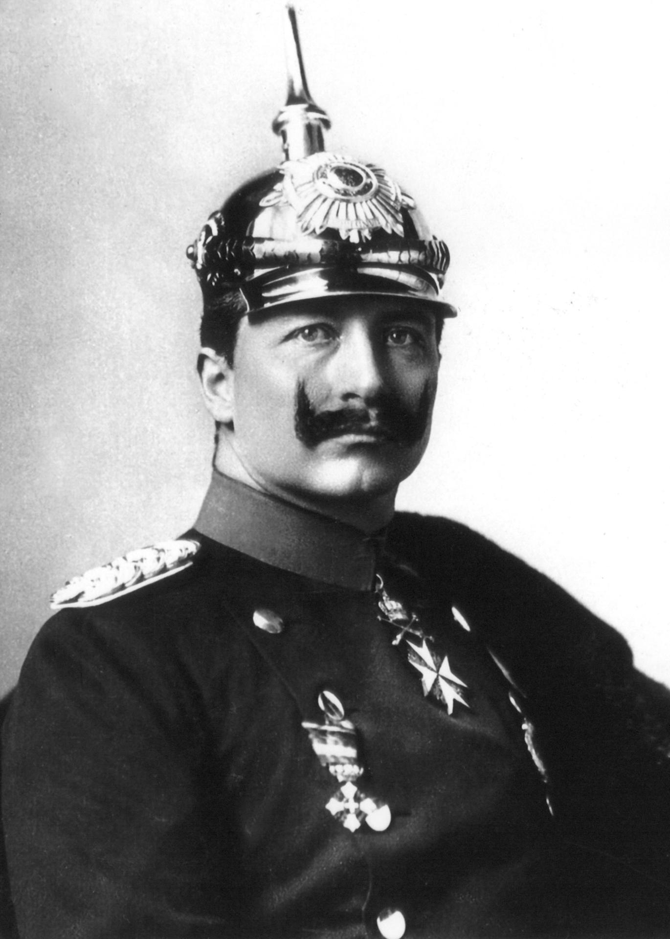 Wilhelm II., Deutscher Kaiser und König von Preußen, gilt als egozentrisch, überheblich und sprunghaft. Seine Regentschaft endet mit der Novemberrevolution.