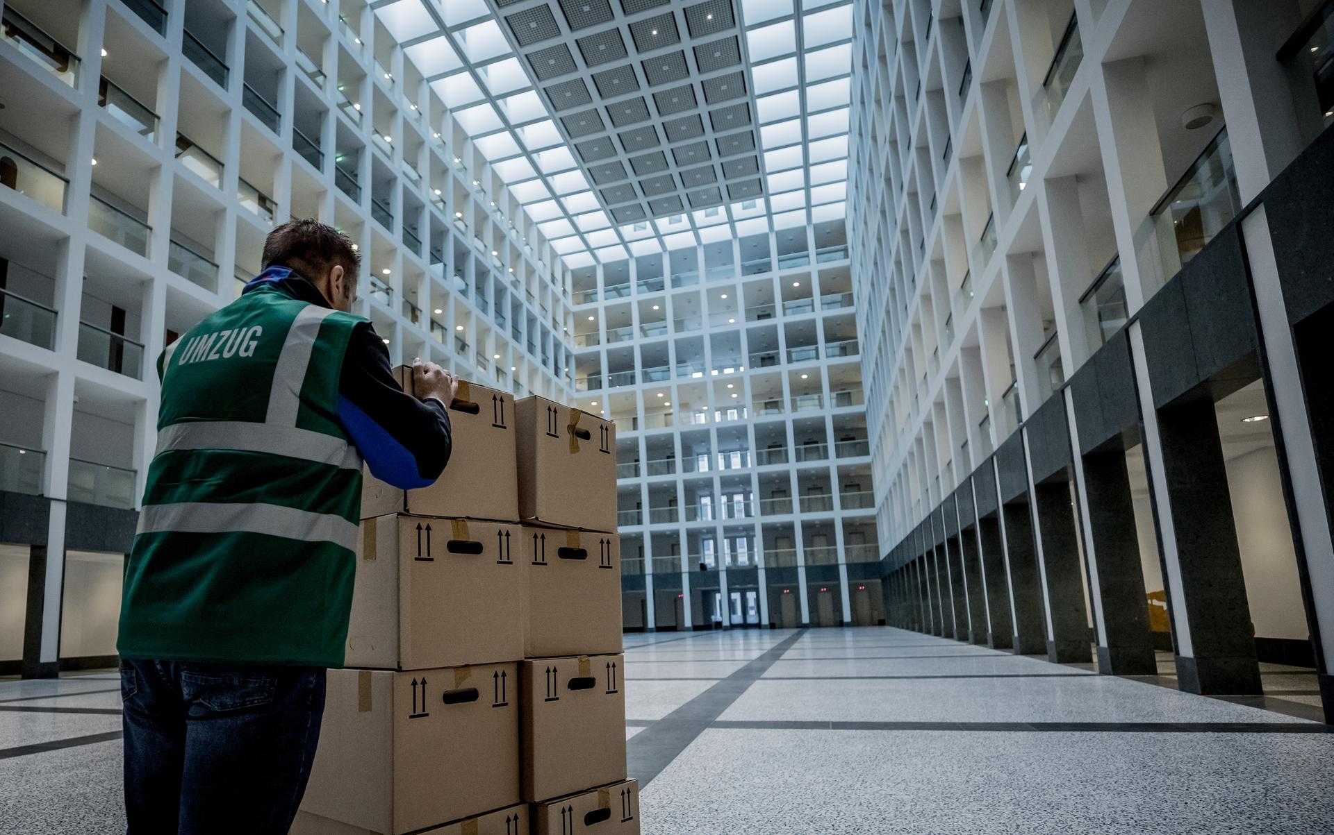Ein Umzugshelfer des Bundesnachrichtendienst BND, bringt Umzugskartons aus Pullach in die neue Zentrale in der Chausseestraße in Berlin.