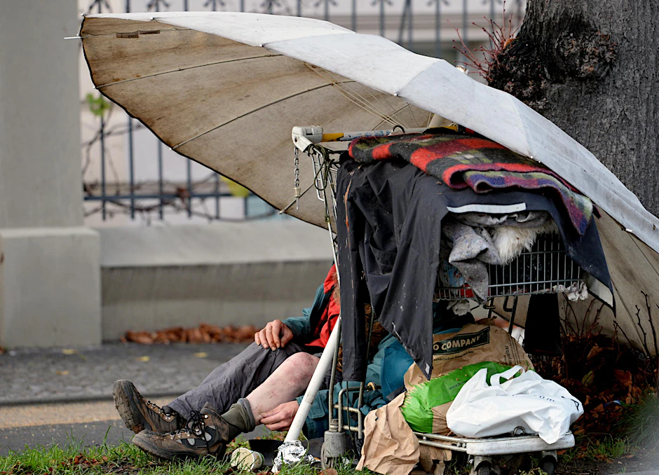 Ein festes Zuhause statt Schirm und Einkaufswagen: Einige Berliner Obdachlose können bald in ihren eigenen vier Wänden Weihnachten feiern. 