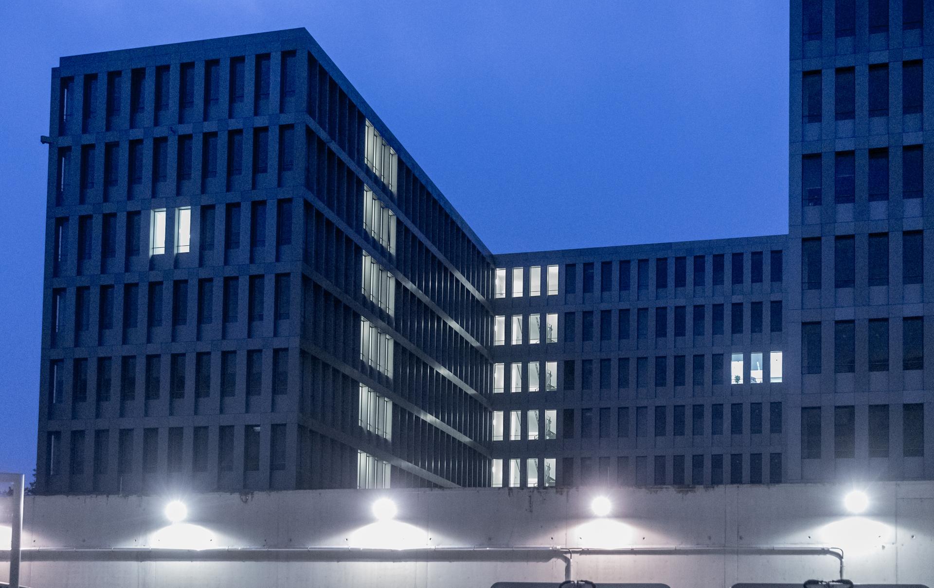 Nur wenige Lichter leuchten frühmorgens beim Bundesnachrichtendienst BND, in der neuen Zentrale in der Chausseestraße in Berlin. 