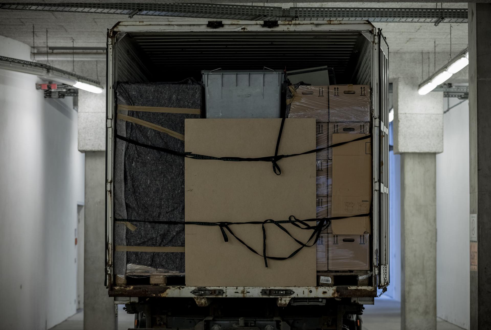 Ein Speditions LKW mit Umzugsgut aus Pullach des Bundesnachrichtendienst BND, aufgenommen in der neuen Zentrale in der Chausseestraße in Berlin.
