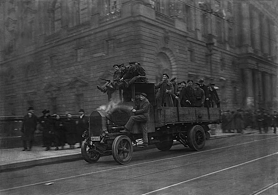 Lastwagen  mit bewaffneten Matrosen, Soldaten und Arbeitern vor dem Marstallgebäude – eine Aufnahme des berühmten Pressefotografen  Willy Römer vom 6. Januar 1919. 