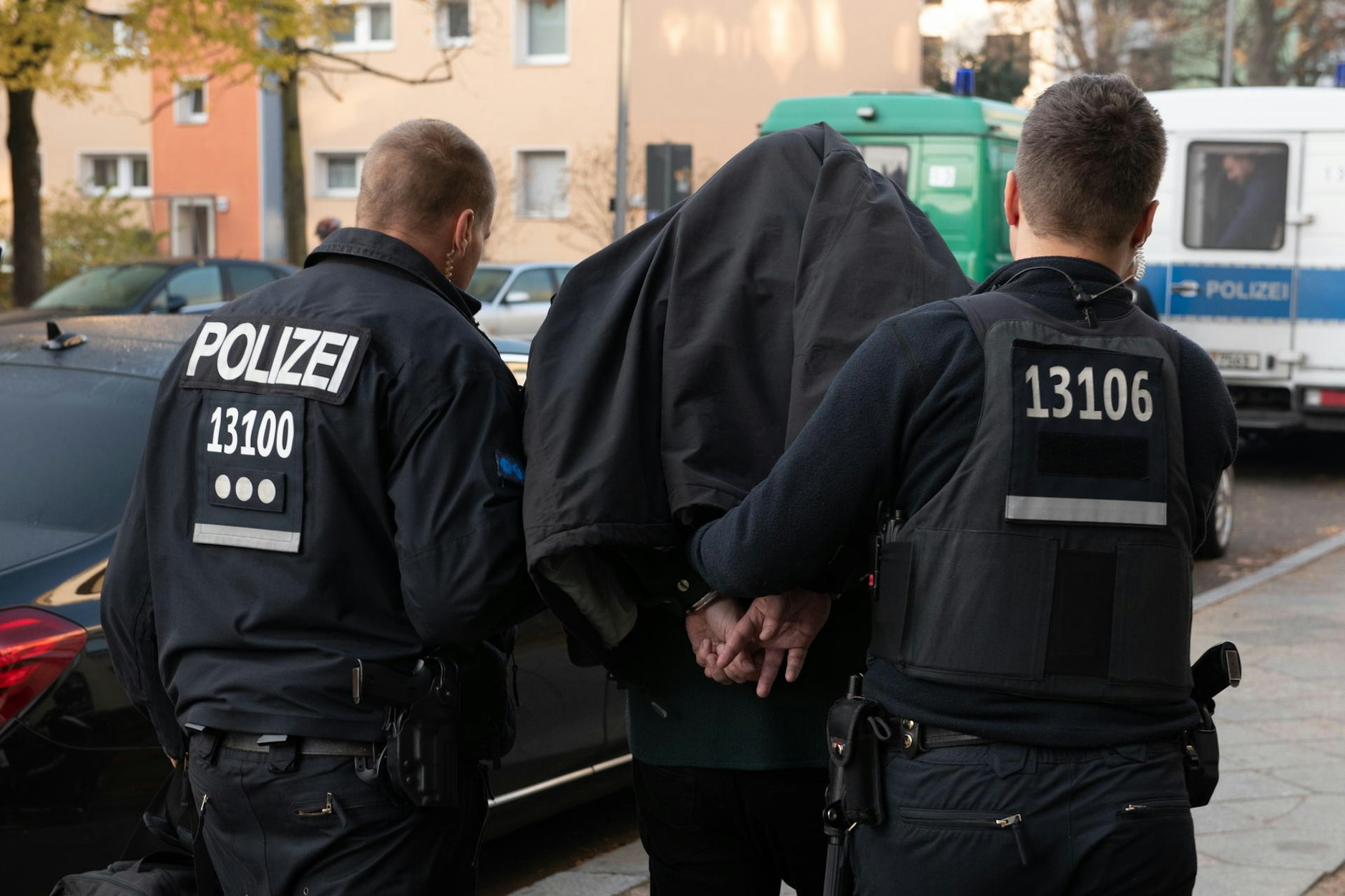 In Handschellen bringen Polizisten einen Tatverdächtigen auf die Wache. Nach der neuen Kriminalitätsstatistik steigt die Zahl der Gewaltdelikte.