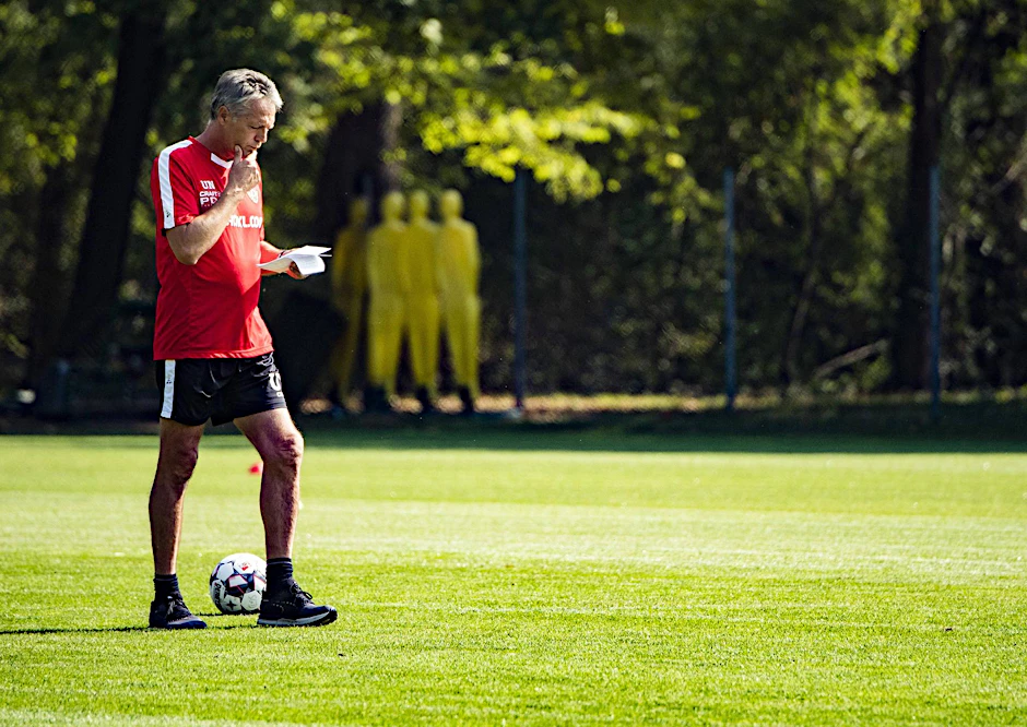 Studiert er schon seinen künftigen Kader? Fußballtrainer Uwe Neuhaus wird als Nachfolger von Jens Härtel beim 1. FC Magdeburg gehandelt.
