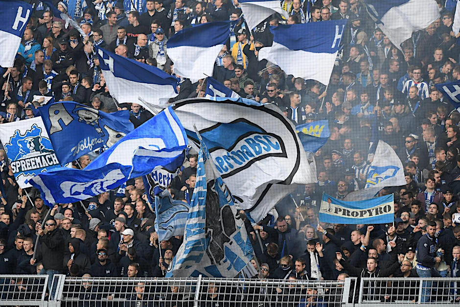 Hertha Fanblock mit Fahnen.
