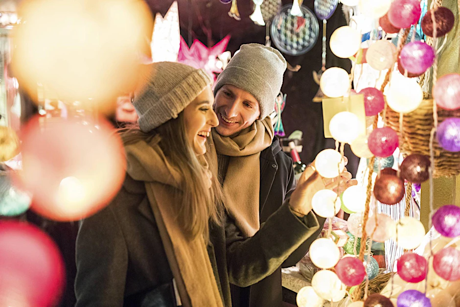 Ein glückliches Pärchen beim Weihnachtseinkauf.