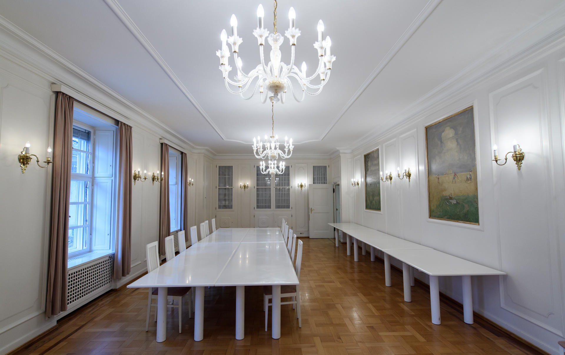 Pullach: Der Besprechungsraum "·Weißer Saal· ist in der Präsidentenvilla auf dem Gelände des Bundesnachrichtendienstes (BND) zu sehen.