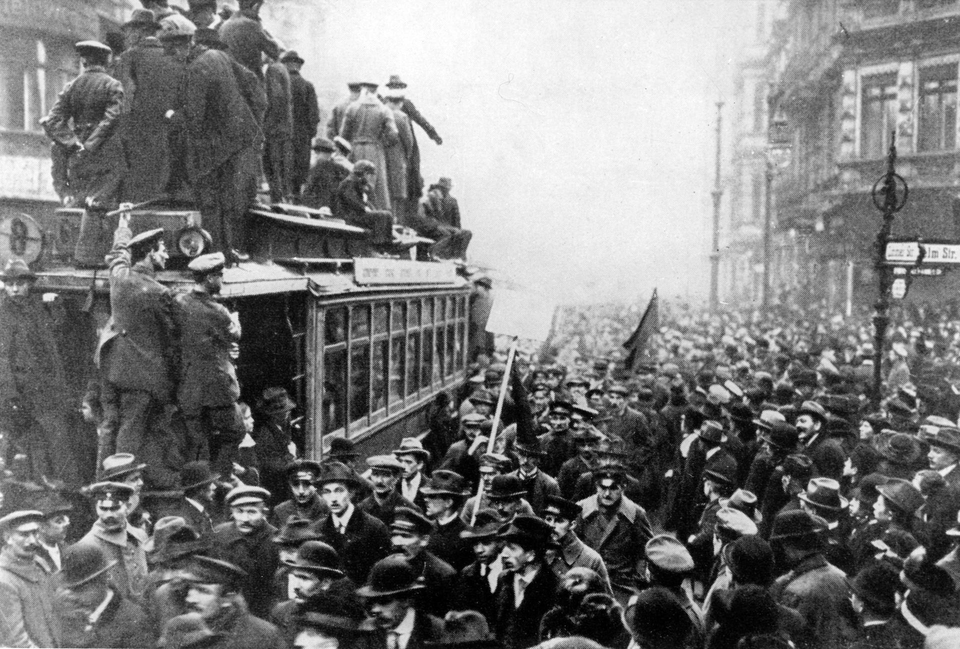 Die Bahn steht, jeder geht: Tausende Menschen ziehen in die Berliner Innenstadt, hier über die Zimmerstraße.