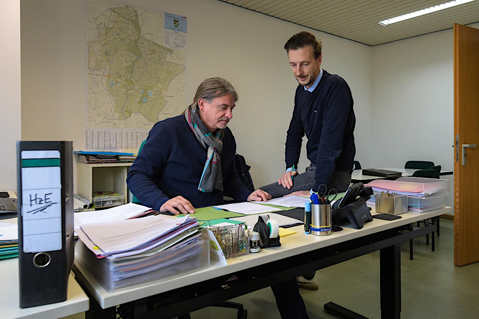 Jugenamtsleiter Heiko Tille (links) und Stadtrat Gordon Lemm im Jugendamt in Marzahn-Hellersdorf.