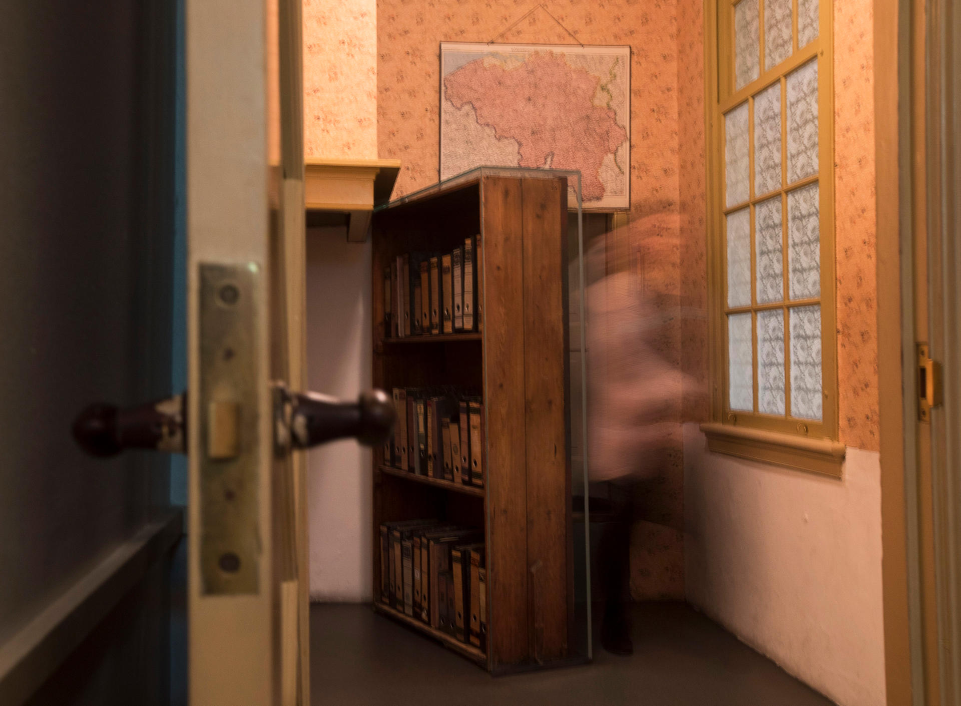 Hinter dem drehbaren Bücherregal ging es zum Versteck der Familie Frank.