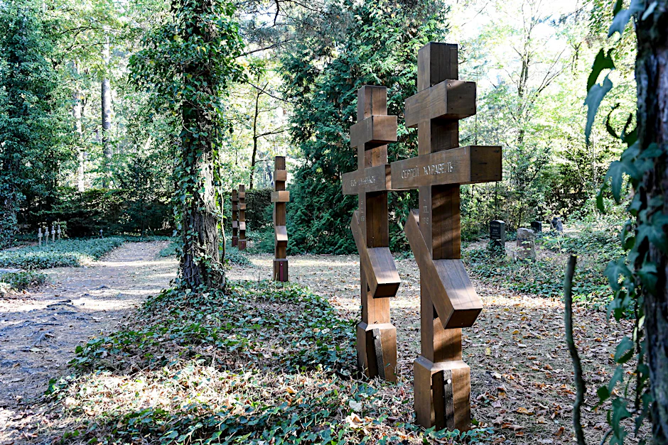 Efeu und Stille auf dem verwunschensten Friedhof Berlins: Orthodoxe Kreuze erinnern an zarentreue Russen, die sich 1917/18 das Leben nahmen.