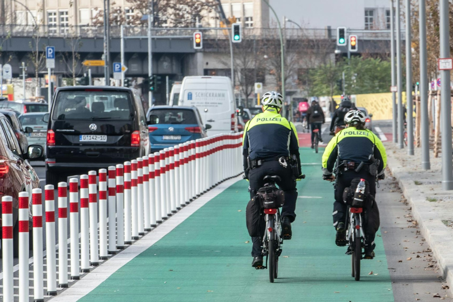Der erste geschützte Radverkehrsstreifen in Berlin verläuft in der Holzmarktstraße. Weitere Anlagen dieser Art kamen hinzu – aber zu wenig, bemängeln Berliner Radfahrer.