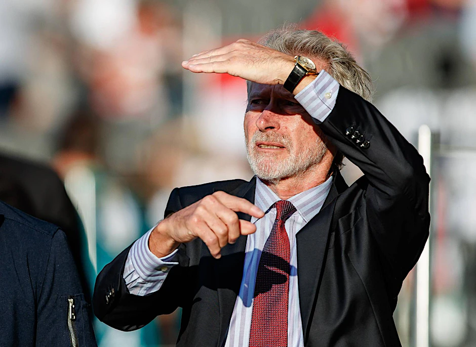 Muss künftig ohne exklusiven Sonnenschutz im Stadion auskommen: Paul Breitner darf vorerst nicht auf die Ehrentribüne des FC Bayern.
