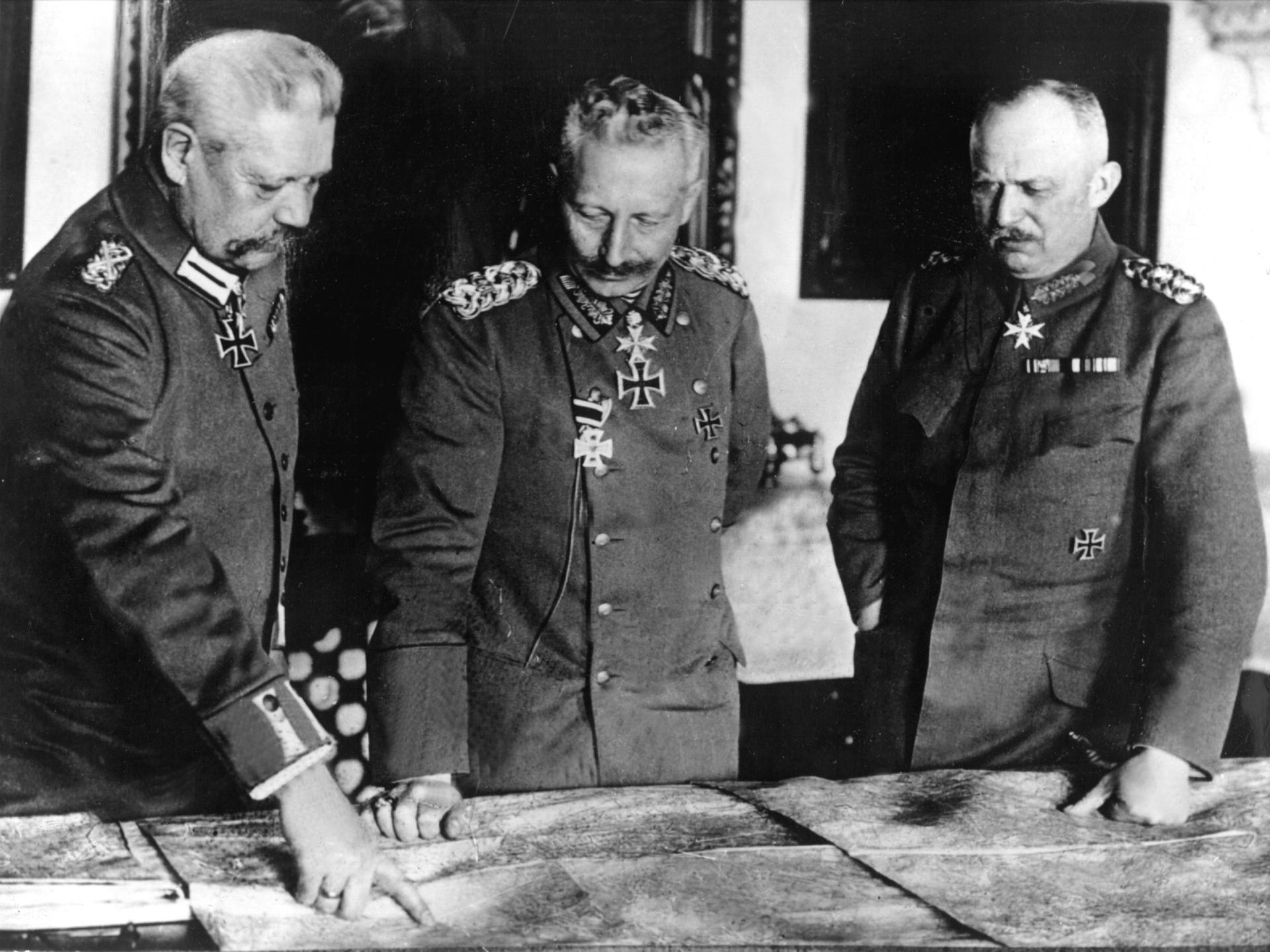 Drei Männer im Krieg: Kaiser Wilhelm II., Generalfeldmarschall Paul von Hindenburg (links) und General Erich Ludendorff wägen ihre nächsten Schritte ab.