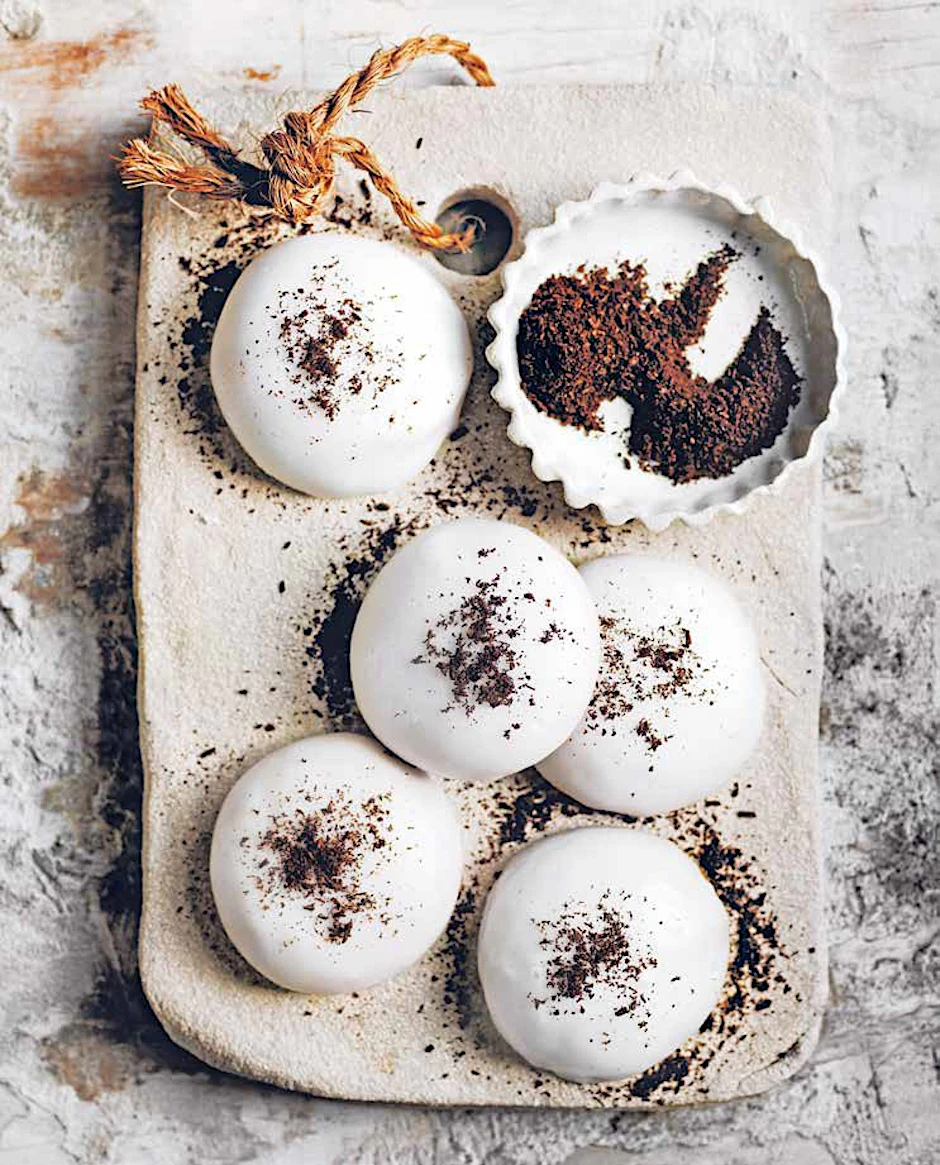 Man kann ja nicht früh genug anfangen mit der Weihnachtsbäckerei, zum Beispiel mit diesen Vanille-Gewürz-Keksen.
