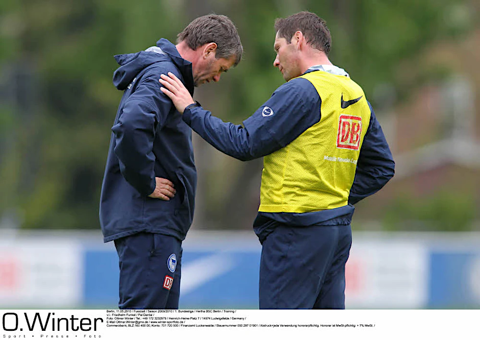 Zeitreise: Pal Dardai (r.) war 2009/2010 Spieler unter Friedhelm Funkel. Jetzt treffen sie als Trainer von Hertha und Düsseldorf aufeinander.