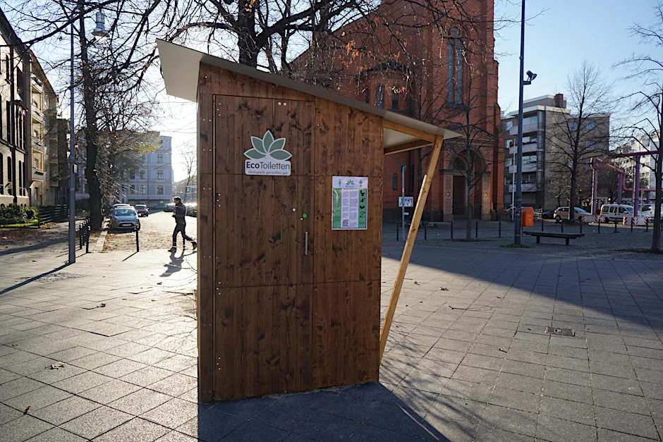 Straßenstrich an der Kurfürstenstraße: Die wasserlose Bio-Toilette steht vor der Apostelkirche.