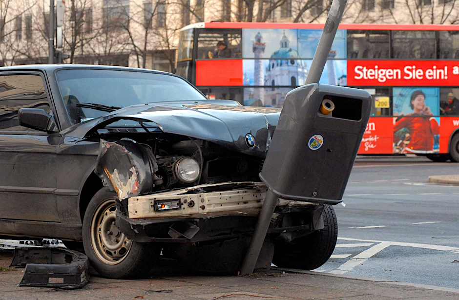 Mercedes- und BMW-Fahrer verursachen in Berlin die meisten Unfälle. (Symbolbild)