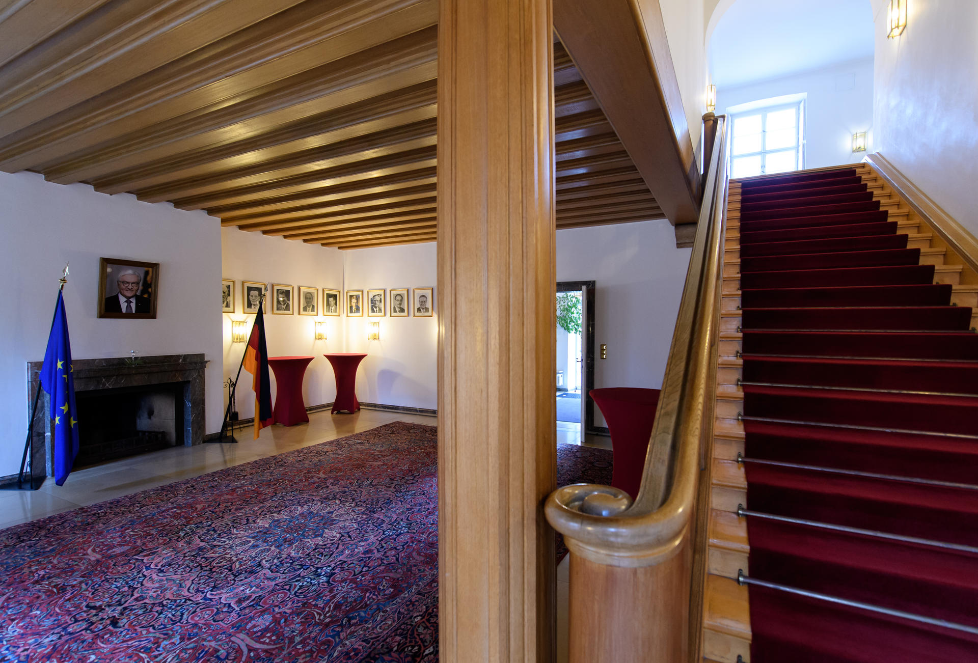 Pullach: Im Kaminzimmer der Präsidentenvilla auf dem Gelände des Bundesnachrichtendienstes (BND) hängen Bilder des Bundespräsidenten und der ehemaligen BND-Chefs. Die Villa war einst Wohnsitz von Martin Bormann, Leiter der Partei-Kanzlei der NSDAP und ein Vertrauter von Hitler, und gehörte zur ehemaligen Reichssiedlung Rudolf Heß die zwischen 1936 bis 1938 erbaut wurde. Ab 1947 wurden die Gebäude von der Organisation Gehlen und später vom Bundesnachrichtendienst (BND) genutzt. 