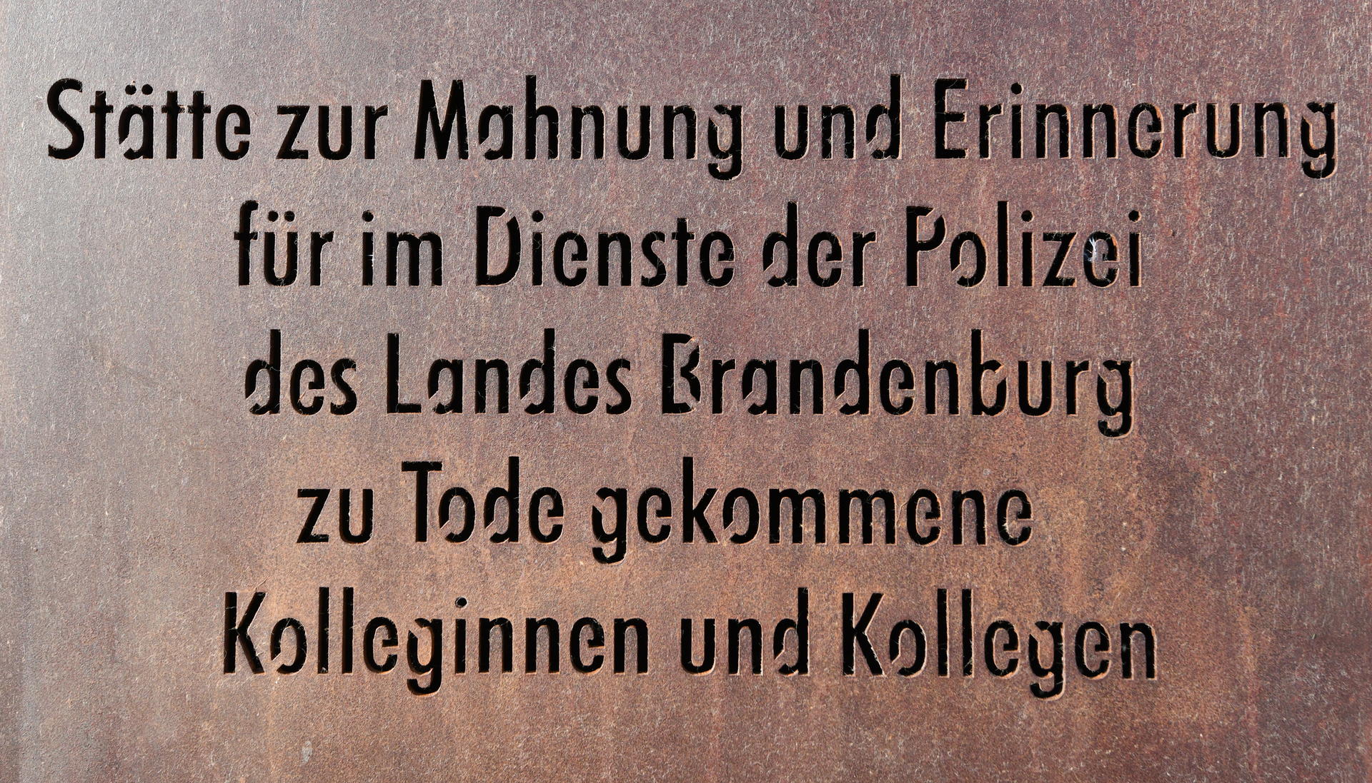 Die Inschrift an der zentralen Steele in der neuen "Stätte der Erinnerung und Mahnung" in Potsdam.