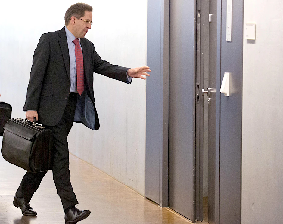 Der Präsident des Bundesamts für Verfassungsschutz Hans-Georg Maaßen geht zu einer Sondersitzung des Parlamentarischen Kontrollgremiums im Bundestag.