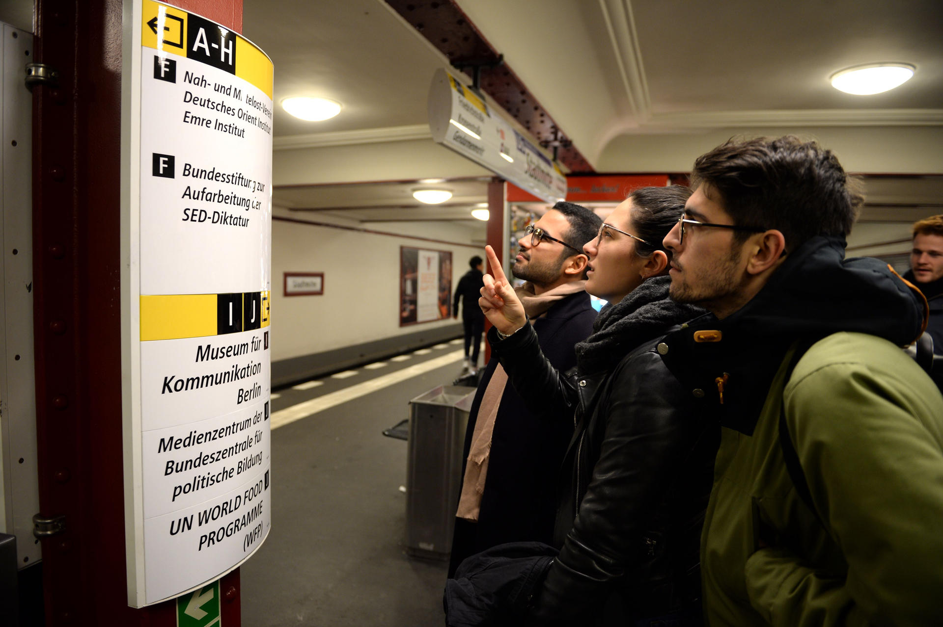 Fragende Blicke: Das neue Wegeleitsystem der BVG gibt Rätsel auf.
