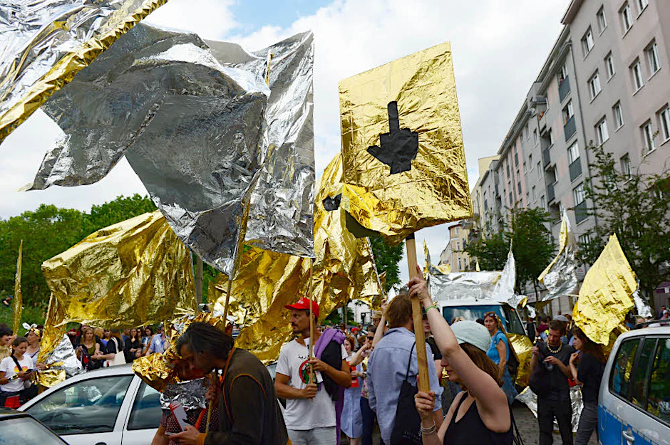 Ab sofort können sich auch Einzelpersonen der „Erklärung der Vielen“ anschließen. Alle Informationen sind auf der Website www.dievielen.de zu finden. Diese Fahne wehte über der Glitzerdemo vom 27. Mai 2018.
