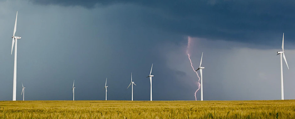 Stürmische Zeiten für Brandenburger Windkraftanlagen. Einem Drittel von ihnen droht das Aus. Rein theoretisch. 
