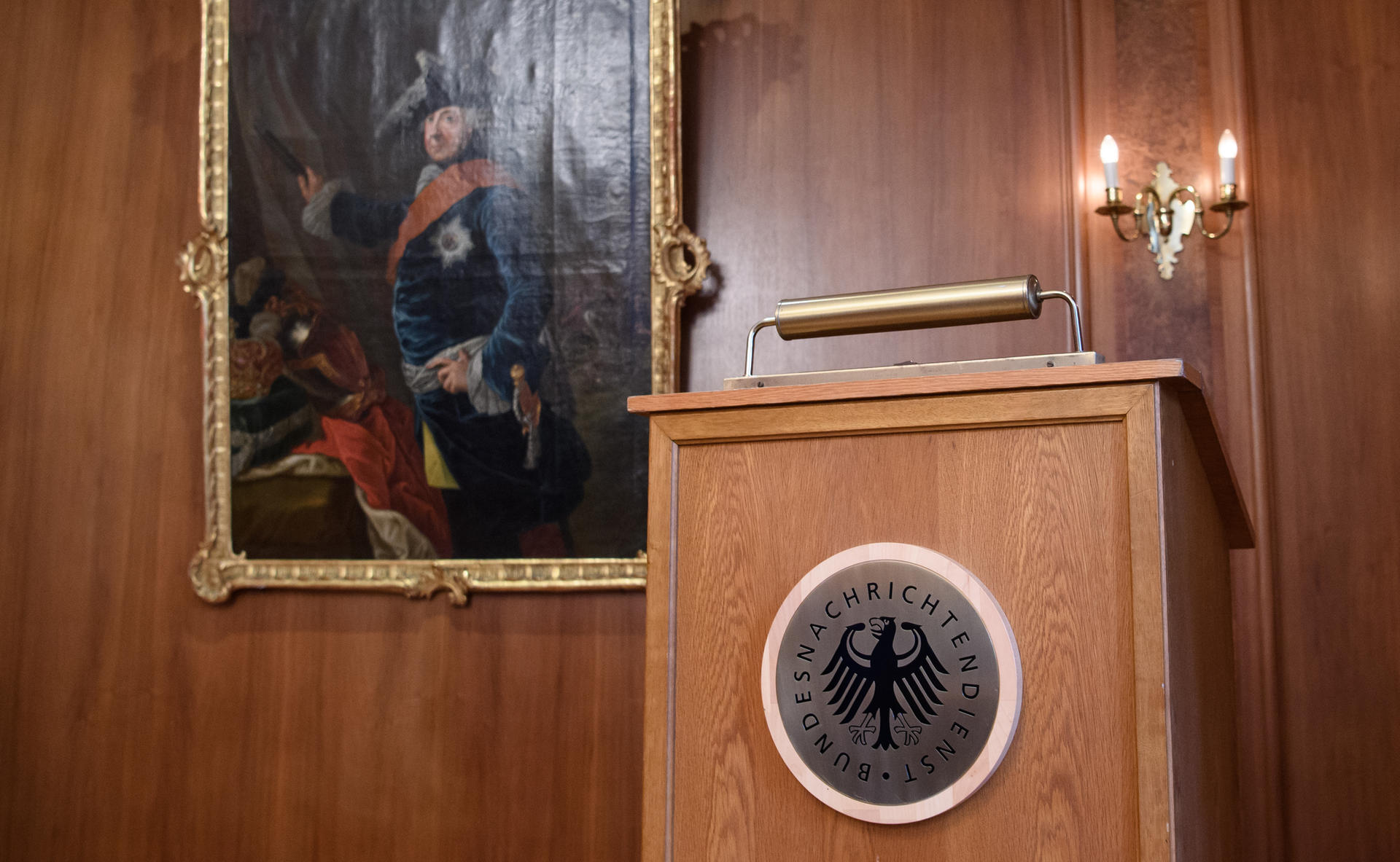Pullach: Der Besprechungsraum "Alter Fritz" mit einem Bild von Friedrich II. ist in der Präsidentenvilla auf dem Gelände des Bundesnachrichtendienstes (BND) zu sehen.