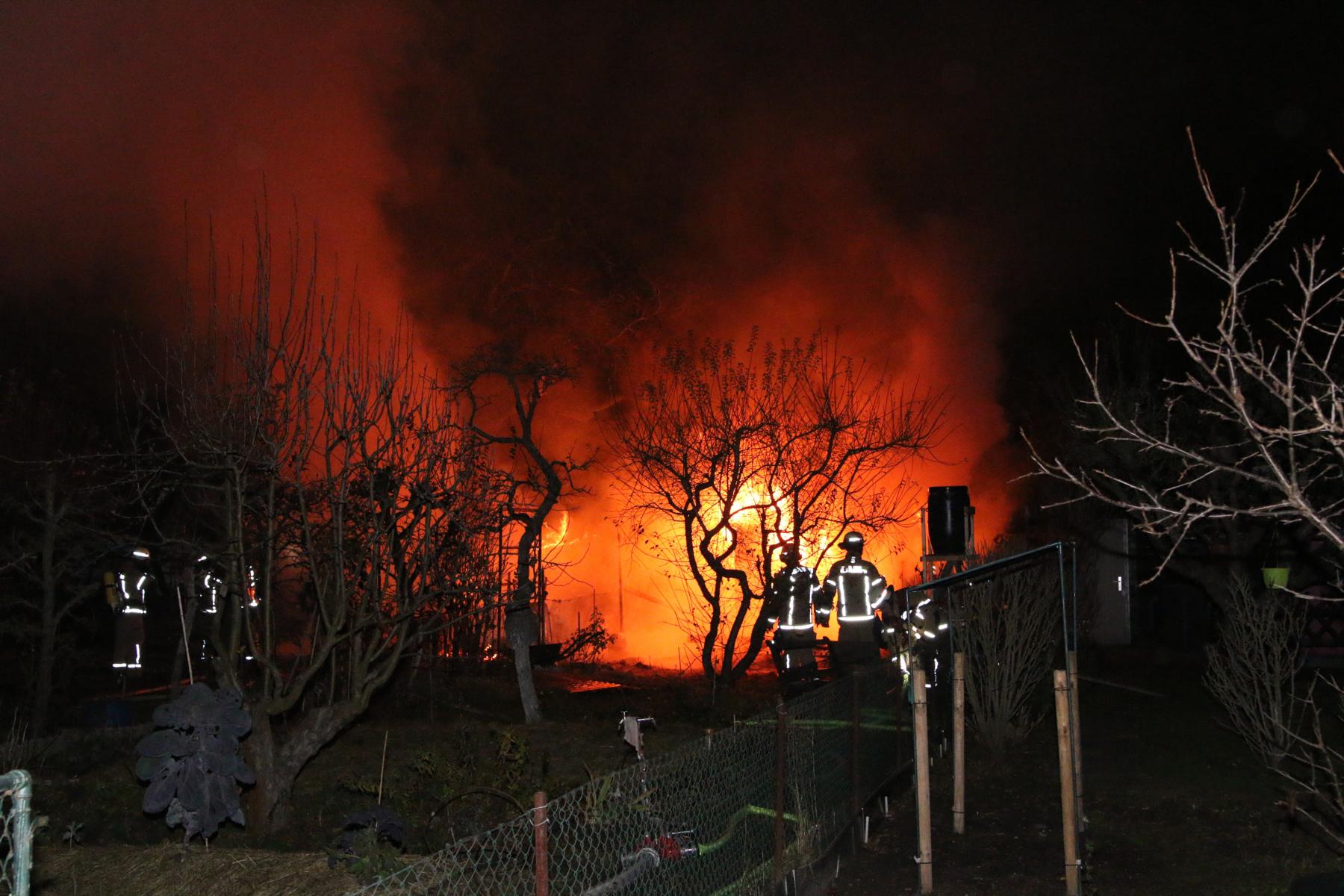 Im Riemenschneiderweg in Schöneberg brennen zwei Lauben (23.11.2018).